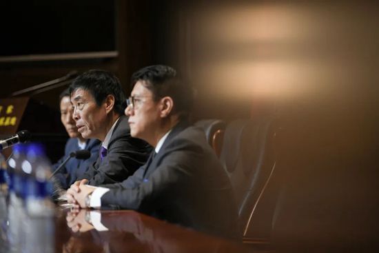 结合上午来店里的那个人，我基本上就能确定她有问题了。